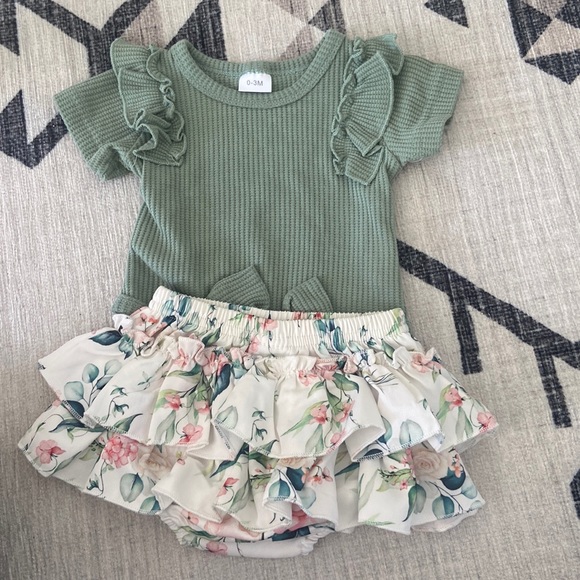 Cute two piece baby outfit - Picture 1 of 5